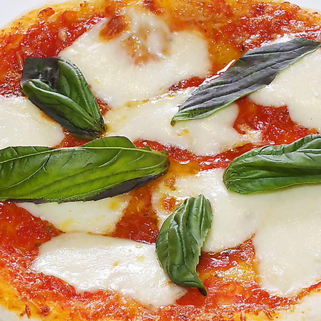 オーダー後に生地を伸ばしてお作りするピザは、生地もソースも自家製！モッチモチ食感をご堪能あれ！