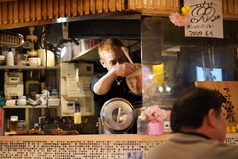 【臨場感溢れる店内！】カウンター席からは焼台を眺められ、炭火の香ばしさや調理の風景を感じながら、多彩な美味を味わえます。屋台村ならではの堅苦しくない雰囲気も魅力です。活気のあるカジュアルながらも落ち着いた空間でお酒と料理をご堪能いただけます！