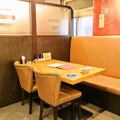 和庭園を思わせるような情緒あふれる店内。ソファー席、テーブル個室、カウンター席と多種多様なお席をご用意しておりますので、さまざまなご利用シーンにご利用いただけます。