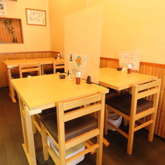 ご家族連れやご友人、大切な方とのデートにも最適なテーブル席です♪。他のお客様を気にせず、ゆったりとプライベートな時間をお過ごしいただけます。美味しい鰻料理を囲んで、楽しい会話をお楽しみください。