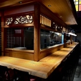 《1階席/若紫》人気の無垢材カウンター席は横並びに座れるのでデートにもピッタリです