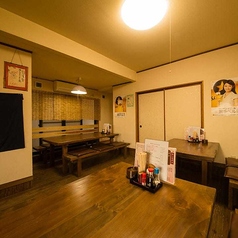 【2階】テーブル席(~15名様)。温かなムードに包まれている2階のテーブル席は、同僚との宴会など人数の集まる飲み会シーンに最適!最大15名様までお座りいただけます。鮮度抜群の魚介料理や新潟の地酒を囲めば、会話も盛り上がる!後輩、上司を誘って賑やかな宴会をどうぞ!