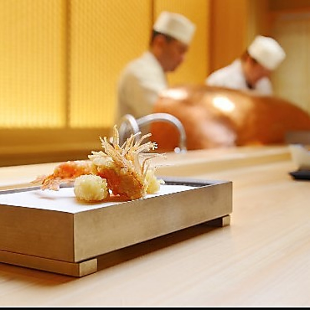 板前の技を目の前で愉しむカウンター席　京数寄屋風の店内は、まるで京都本店そのものの空間です。