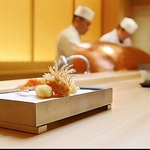 板前の技を目の前で愉しむカウンター席　京数寄屋風の店内は、まるで京都本店そのものの空間です。