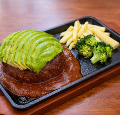 国産和牛の手ごねハンバーグとスライスアボカド 鉄板(ライスorパン付)