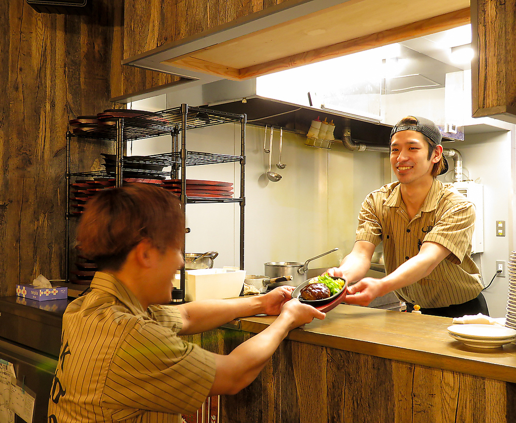 スタッフがまごころを込めて、お食事を提供します。何かあれば、お気軽にお声がけください♪