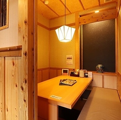 【完全個室 掘りごたつ（6～8名様）】 ご家族での団らんや、少人数での飲み会にちょうど良いサイズの完全個室です。広々とした掘りごたつ席で、小さなお子様連れのお客様も周囲に気兼ねなくお食事をお楽しみいただけます。