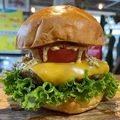料理メニュー写真 熟成肉パティーのチーズバーガー/Aging Beef  Pate Ｃheese Burger