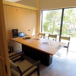 【大きな窓がある開放的なテーブル個室席】お祝いや接待などの大切なシーンに、ぜひご利用ください。