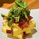 デジタルメニューを導入しており、スムーズに料理やドリンクを選ぶことができます。最新のメニュー情報が常に反映されるため、季節限定の料理なども見逃すことなくお楽しみいただけます。