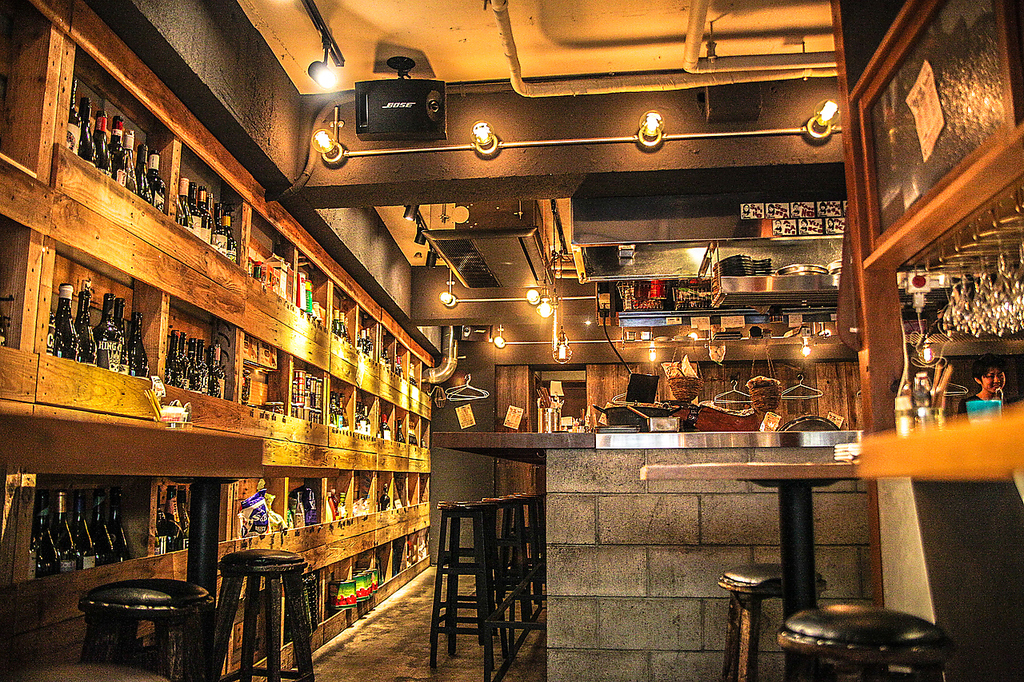 目の前に広がるオープンキッチンと開放感のある店内。