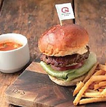 バーガープレートはチーズやアボカドなどのトッピングもOK☆