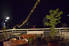 【ビアガーデン】2名様用テーブル。デートにもおすすめです。当日雨天時でもご安心ください。1・2Fの室内カフェフロアのお席もご予約と一緒に確保しております。