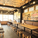 木の温もりを感じる清潔な店内♪フレキシブルに変更できるテーブル席は様々なシーンでご利用頂けます