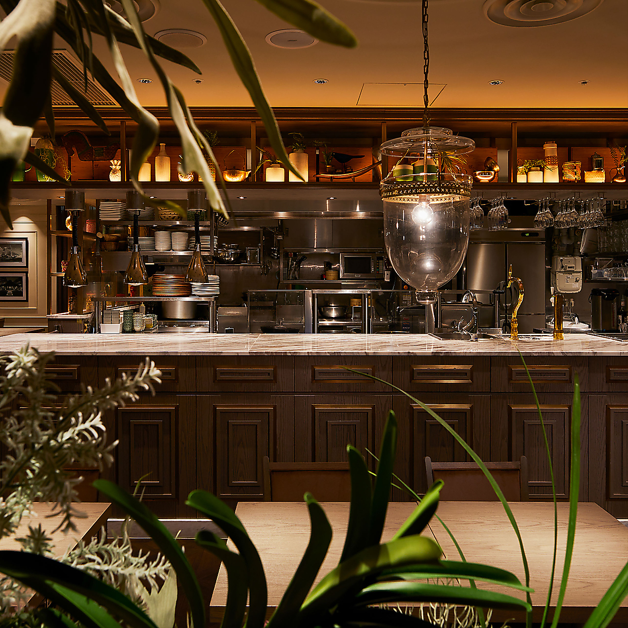 『Plataran Resort & Restaurant』の植物に囲まれた店内