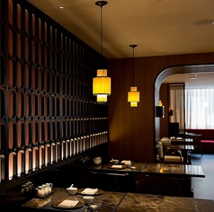 【テーブル席：4名様×8席】間接照明でシックな雰囲気の当店◎壁側のテーブル席は隣のお席との間隔が広めなので、周りを気にせずゆっくり寛げます！会話に花が咲き、ついつい長居したくなるはず…★食後のデザートもご堪能ください！