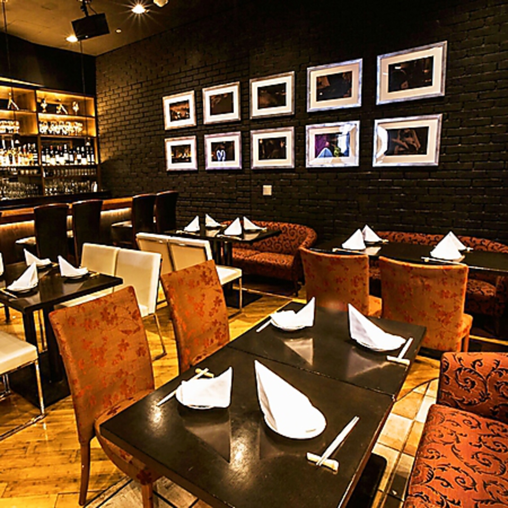 バーカウンター前のフロアは10名様～20名様で貸切が可能。個室としてご利用頂けます。