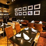 バーカウンター前のフロアは10名様～20名様で貸切が可能。個室としてご利用頂けます。