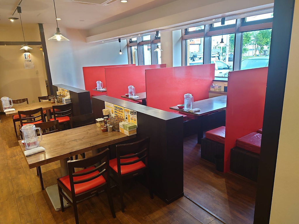 友人・仕事終わりに同僚とサク飯にオススメ♪テーブル席でゆったりご利用頂けます！