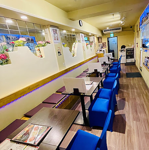 スパイス香るカレーと焼きたてナン♪インドとネパールの料理を味わえるレストランバー