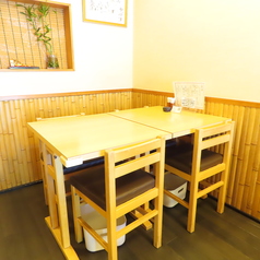 目の前で職人が鰻を焼き上げる、臨場感あふれる空間です◎。熟練の技を間近でご覧いただきながら、本格的な鰻を心ゆくまでお楽しみいただけます。お一人様でも気兼ねなくご利用いただけます。