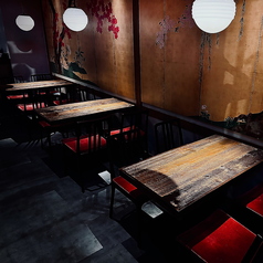 《1階席/浮雲・東雲。空蝉》お洒落で落ち着いたテーブル席でごゆっくりお過ごしください