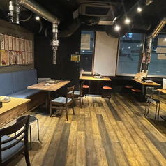 4名様席が7卓、6名様席が1卓、2名様席が2卓ございます。