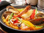 魚介の旨みをたっぷりと吸い込んだスペイン料理【海の幸のパエージャ】は当店自慢の一品です。