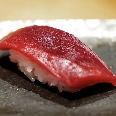 魚は天然のみ、食べごろを見極めご提供。お寿司はもちろんアラカルトメニューも◎