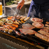 炭火で豪快に焼き上げる本格BBQ設備を完備。焼き台を囲みながら牛カルビや海鮮、野菜を楽しめるため、開放感ある屋上空間でライブ感たっぷりの食事時間を過ごせます。