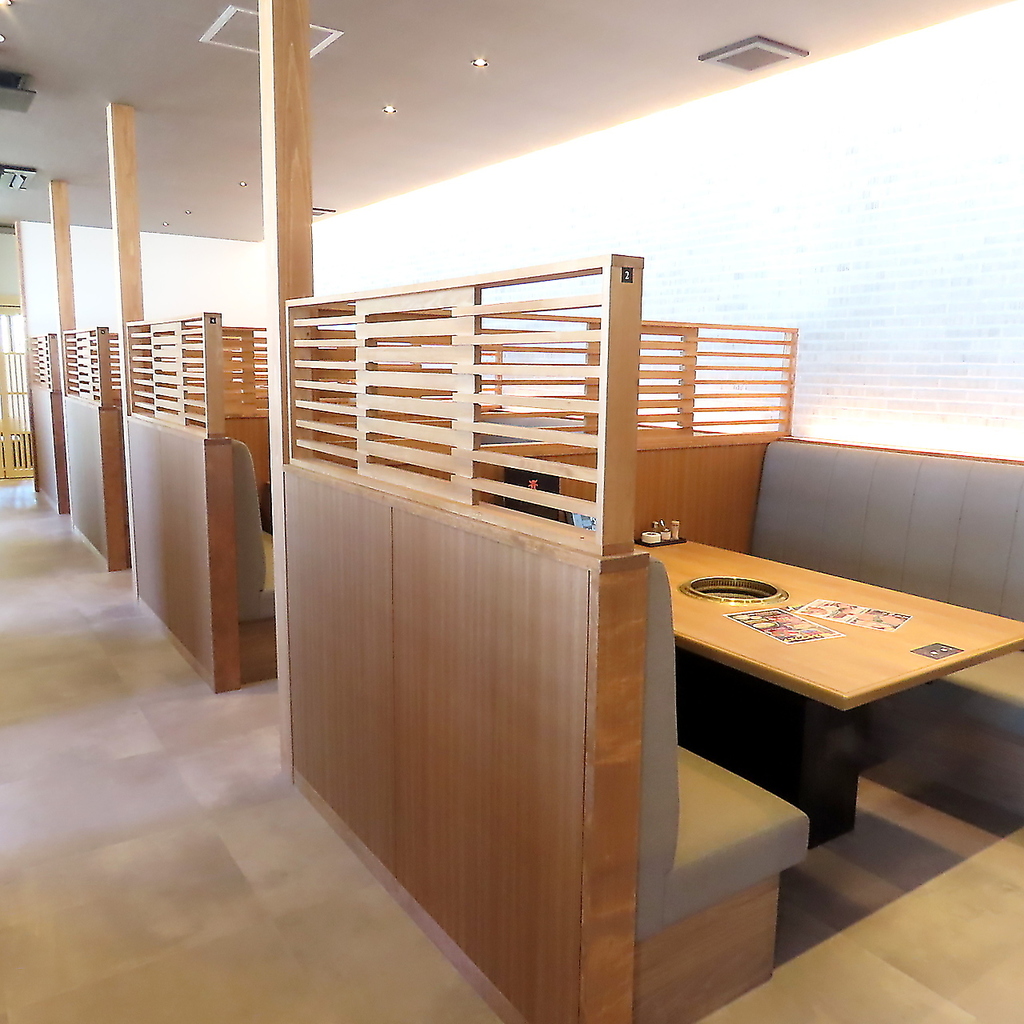 お気軽にご利用いただけるテーブル席を多数ご用意◎お仲間同士の集まりや女子会などにぴったりです♪