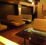 入口を入ってすぐのお席は高級感溢れる革張りのソファー席がございます。ゆったりとお過ごしください