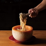 まるごとミモレットチーズの濃厚カルボナーラ