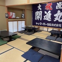 大漁旗がシンボルの魚舞ではお座敷席のご用意がございます！4名様掛けのお座敷席に飾られてる大漁旗で雰囲気も抜群です！