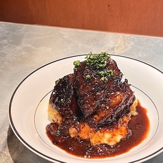 ワインに合う軽食やメインを数多くご用意しております！