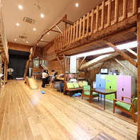 木のぬくもり溢れる開放的な店内＆キッズスペース