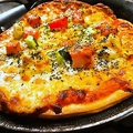 料理メニュー写真 ポテトとベーコンのピザ