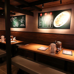 4名様でゆったりとお座りいただけるテーブル席が7卓ございます。ご友人との食事や少人数の宴会にぴったりです◎