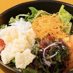 南関揚げと海藻のパリパリサラダ