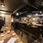 バル風カウンター席やテーブル席も有り。時間帯によって店内音楽や照明の明るさもこだわってます。