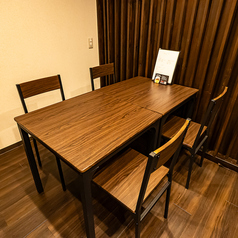 2名テーブルを6席ご用意しております。4名様でのご利用なども可◎
