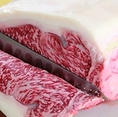 「肉質はきめ細かく、脂は甘くて、口の中でとろけるほどおいしい」と評判の日本三大和牛の一つ、近江牛。