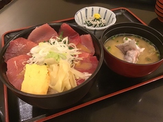 人気の鮪漬丼！