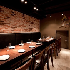 仕切りのないベンチシートはゆったりお寛ぎいただけるのが魅力。大人数でのご利用に安心です。全テーブルを繋げて最大14名様のご利用が可能。様々な人数でご案内できますので、飲み会や記念日などの各種パーティーにおすすめ。多彩なシーンにご利用頂けるお席です。