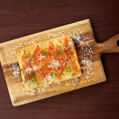 スモークサーモンとクリームチーズのピザ