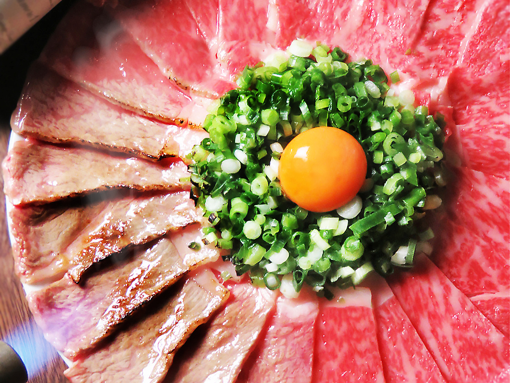 噛むほどに広がる肉汁は至福のひととき美瑛和牛の炙りユッケは豊かな旨味と口当たりの良さが魅力です