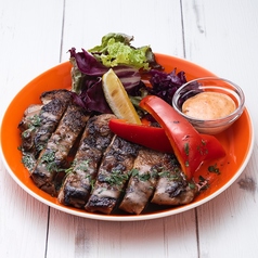 竹炭パン粉をまぶした黒い衣で表面は香ばしく、中はレアに仕上げたサーモンカツ。