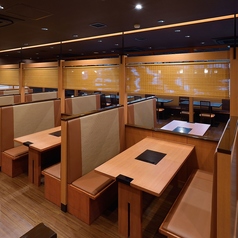 広々とした店内落ち着いたテーブル席です。人数に応じてお席をご用意いたします。※店舗により部屋の配置・席数が異なる場合がございます