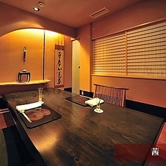 【あかね】2～3名様でお使いいただけるお座敷個室をご用意しております。和の趣を感じさせる落ち着いた空間は、大切な方とのデートや気心知れたご友人とのお食事に最適です。お子様連れのご家族もお気軽にお越しください。