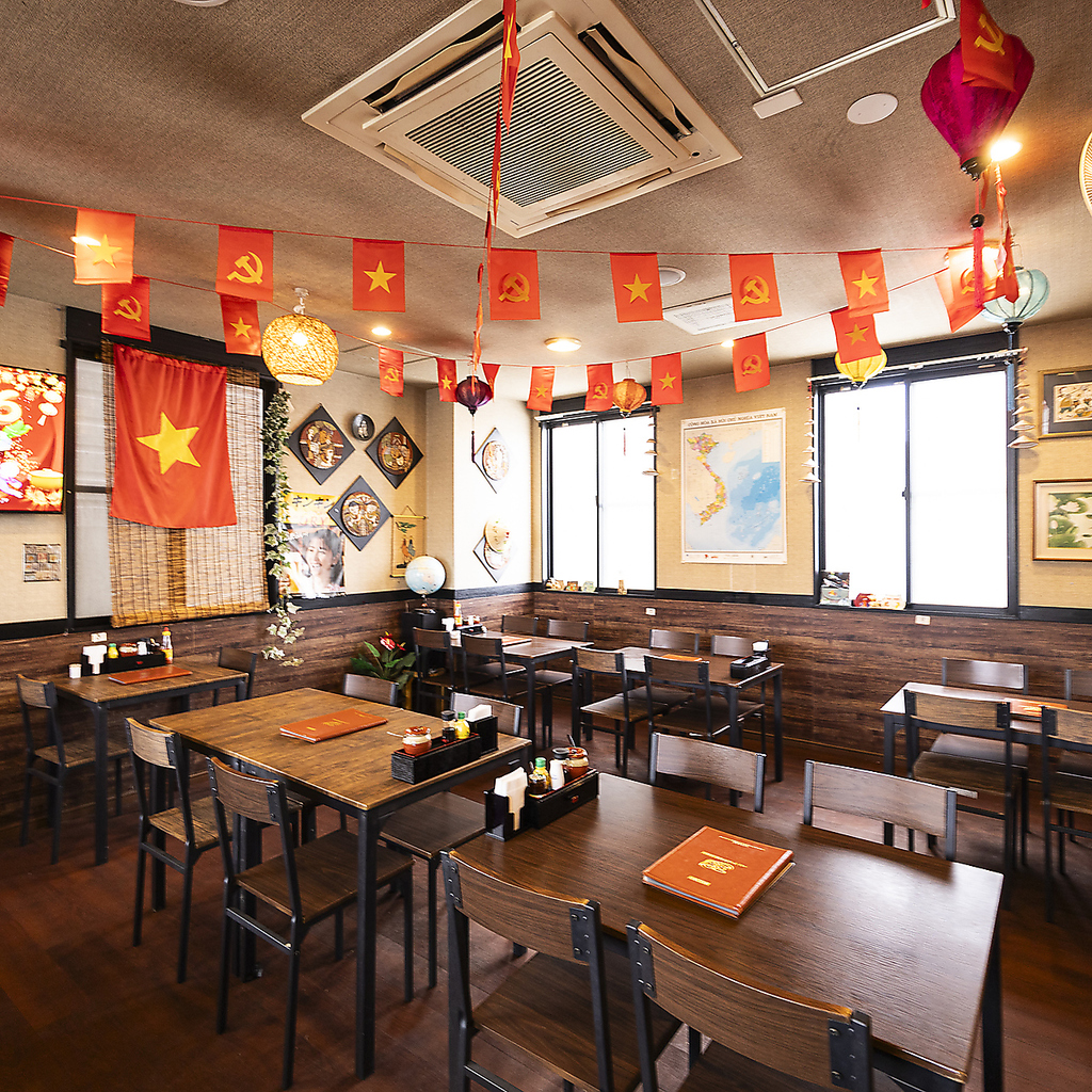 広々アジアンテイストな店内。